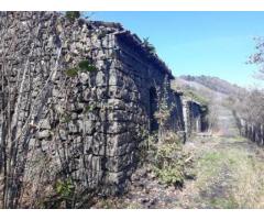 Rustico in pietra con 70 mila mq di noccioleto sull'Etna