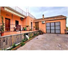 Casa indipendente a piano terra con gran corte e giardino