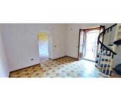 Fabbricato singolo su due livelli da restaurare