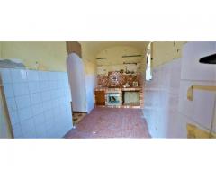 Fabbricato singolo su due livelli da restaurare