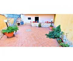 Bel Trivani con ampia corte  con barbecue e garage