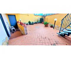 Bel Trivani con ampia corte  con barbecue e garage