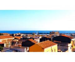 Appartamento a piano alto con magnifica vista mare-etna con comodo garage