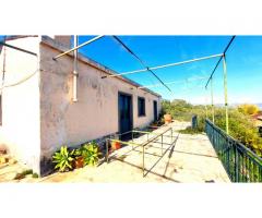 Bel casolare a piano terra con giardino e gran vista sul mare e Taormina