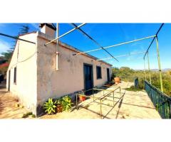 Bel casolare a piano terra con giardino e gran vista sul mare e Taormina
