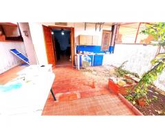 Bel monovano a piano terra vicino al mare di Fondachello con terrazzo e garage