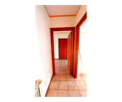 Bello e comodo trivani a secondo piano con posto auto subito abitabile