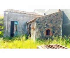 Rustico a piano terra con annessi 1200 mq di terreno edificabile