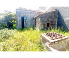 Rustico a piano terra con annessi 1200 mq di terreno edificabile