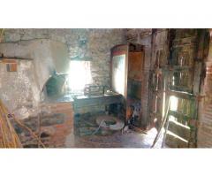 Rustico a piano terra con annessi 1200 mq di terreno edificabile