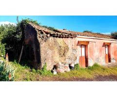 Doppia unità immobiliare con giardino circostante di 5000 mq