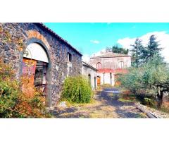 Borgo Rurale con tanto terreno ai piedi dell'Etna
