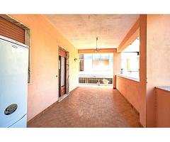 Appartamento con bel portico in piccolo stabile