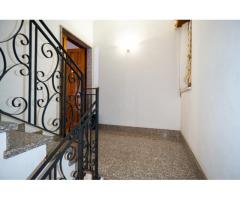 Appartamento con bel portico in piccolo stabile