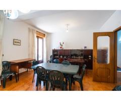 Appartamento con bel portico in piccolo stabile