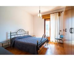 Appartamento con bel portico in piccolo stabile