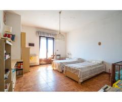 Appartamento con bel portico in piccolo stabile