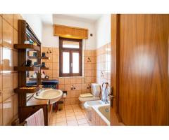 Appartamento con bel portico in piccolo stabile