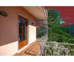 Appartamento con bel portico in piccolo stabile