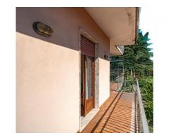 Appartamento con bel portico in piccolo stabile