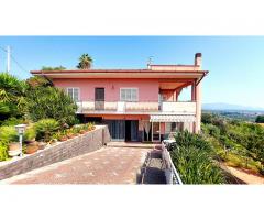 Villa singola con giardino di 850 mq con vista mozzafiato