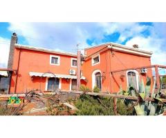 Ristorante pizzeria ai piedi dell'Etna in casale in stile siciliano