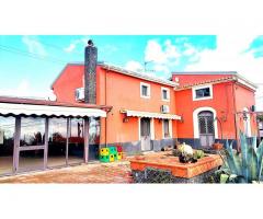 Ristorante pizzeria ai piedi dell'Etna in casale in stile siciliano