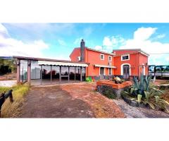 Ristorante pizzeria ai piedi dell'Etna in casale in stile siciliano