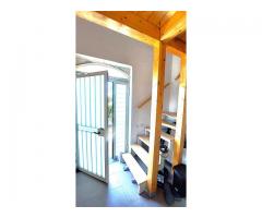 Deposito con bel frutteto