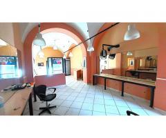 Bottega centrale anche per parrucchiera o estetista